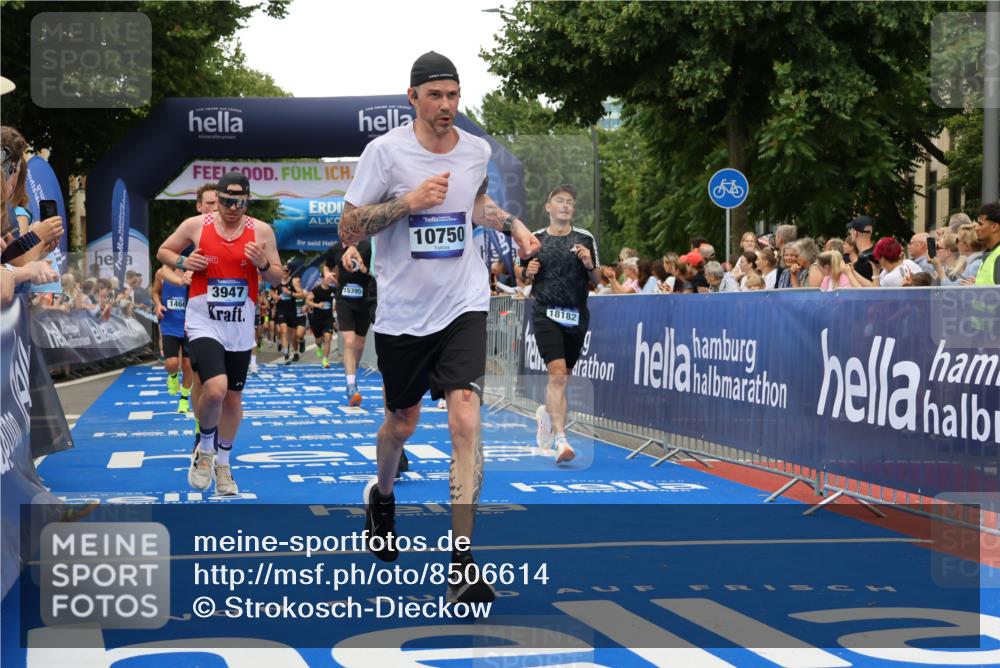 29.06.2025 - hella hamburg halbmarathon Strokosch-Dieckow http://msf.ph/oto/8506614 29.06.2025 10:50:49 Ziel 1466, 2234, 2788, 3654, 3947, 4839, 5018, 5115, 7052, 7369, 8205, 8572, 8657, 10750, 11551, 13687, 15362, 15395, 15426, 15643, 15720, 17129, 17908, 18182, 18229, 18370 meine-sportfotos.de