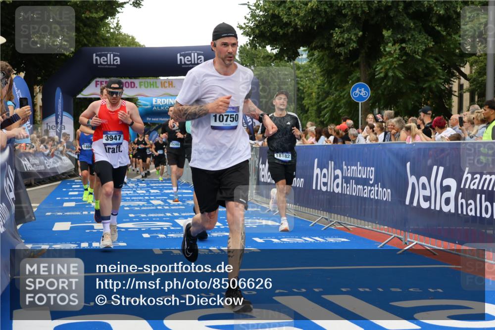 29.06.2025 - hella hamburg halbmarathon Strokosch-Dieckow http://msf.ph/oto/8506626 29.06.2025 10:50:49 Ziel 1466, 2234, 2788, 3654, 3947, 4839, 5018, 5115, 7052, 7369, 8205, 8572, 8657, 10750, 11551, 13687, 15362, 15395, 15426, 15643, 15720, 17129, 17908, 18182, 18229, 18370 meine-sportfotos.de