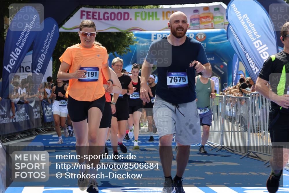 29.06.2025 - hella hamburg halbmarathon Strokosch-Dieckow http://msf.ph/oto/8506684 29.06.2025 11:38:57 Ziel 1948, 2870, 3422, 4719, 5285, 7085, 7086, 7120, 7675, 7815, 7929, 8747, 9689, 11313, 11565, 11653, 12191, 12524, 13786, 14251, 14282, 14296, 16036, 17526, 17965, 18194, 18198, 18213, 18488, 18795, 19121 meine-sportfotos.de