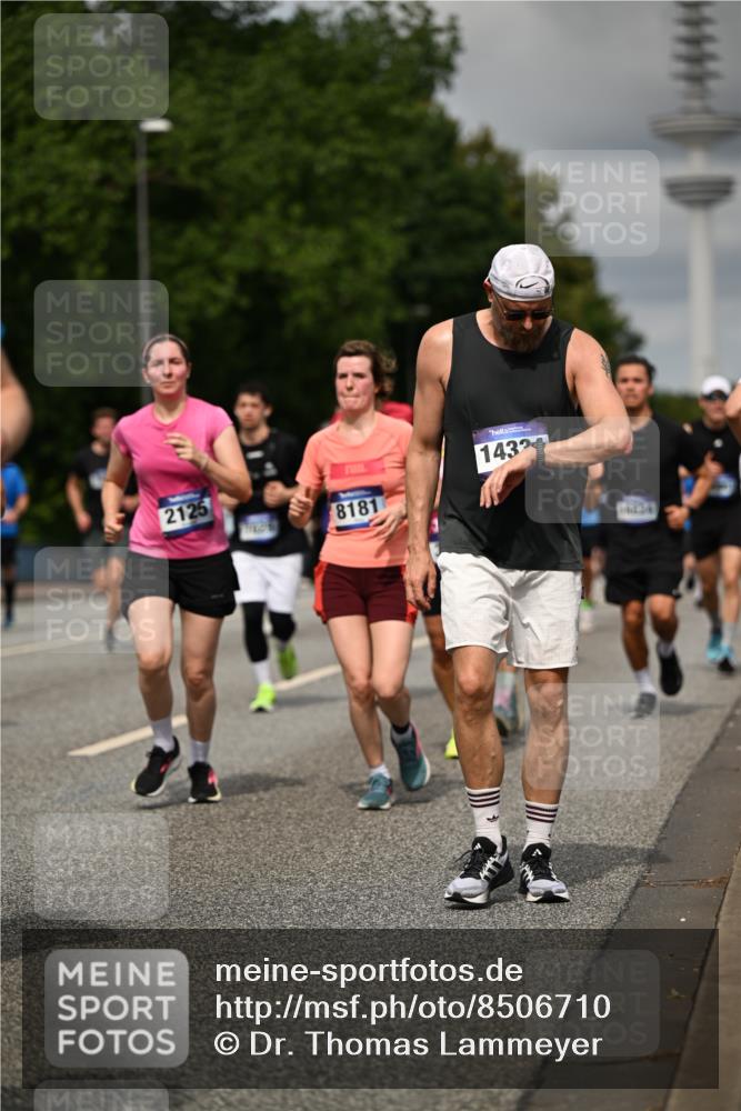 29.06.2025 - hella hamburg halbmarathon Dr. Thomas Lammeyer http://msf.ph/oto/8506710 29.06.2025 10:27:58 Kennedybrücke 1003, 1048, 1382, 2125, 3034, 3285, 3457, 4464, 4684, 5406, 6502, 7021, 7029, 7820, 8181, 8716, 9217, 9877, 10649 meine-sportfotos.de