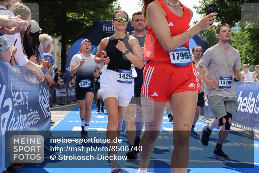 29.06.2025 - hella hamburg halbmarathon Strokosch-Dieckow http://msf.ph/oto/8506740 29.06.2025 11:39:04 Ziel 3422, 3636, 4719, 5834, 5917, 6698, 7085, 7086, 7675, 8918, 8965, 9229, 11565, 11653, 12191, 13786, 14251, 14282, 15108, 17262, 17965, 18152, 18194, 18198, 18337, 18488 meine-sportfotos.de