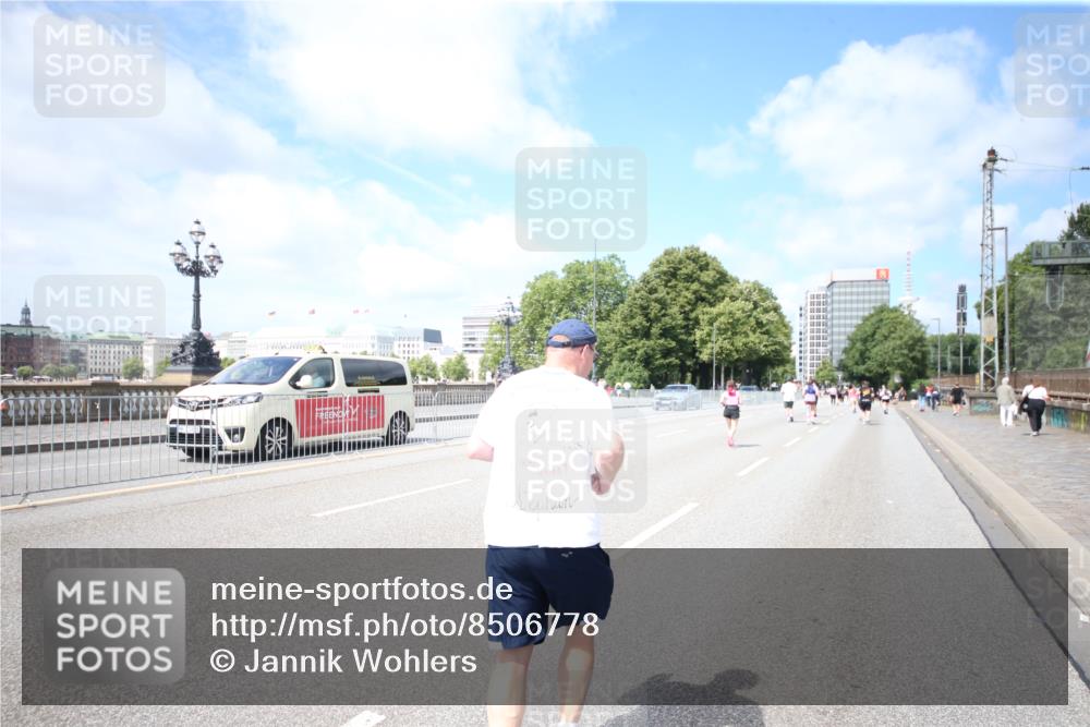 29.06.2025 - hella hamburg halbmarathon Jannik Wohlers http://msf.ph/oto/8506778 29.06.2025 11:34:48 Lombardsbrücke 7156 meine-sportfotos.de