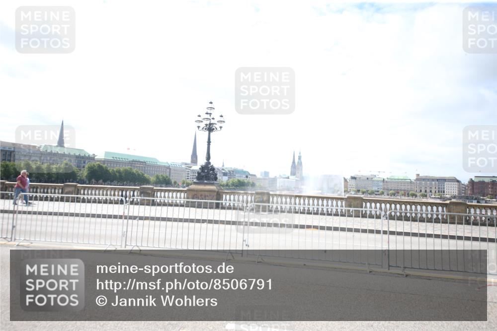29.06.2025 - hella hamburg halbmarathon Jannik Wohlers http://msf.ph/oto/8506791 29.06.2025 11:35:43 Lombardsbrücke 8342, 8344, 10195, 11626, 11629 meine-sportfotos.de