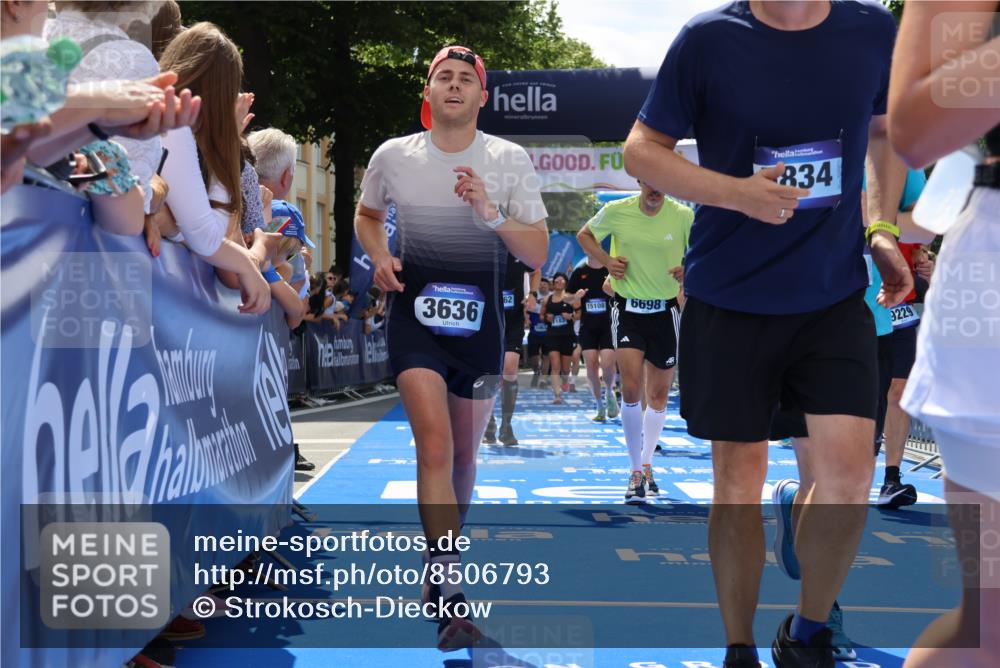 29.06.2025 - hella hamburg halbmarathon Strokosch-Dieckow http://msf.ph/oto/8506793 29.06.2025 11:39:05 Ziel 1183, 3422, 3636, 4719, 5834, 5917, 6698, 7085, 7086, 7675, 8918, 8965, 9229, 11565, 11653, 12191, 13786, 14251, 14282, 15108, 17262, 17965, 18152, 18167, 18194, 18198, 18337, 18488 meine-sportfotos.de