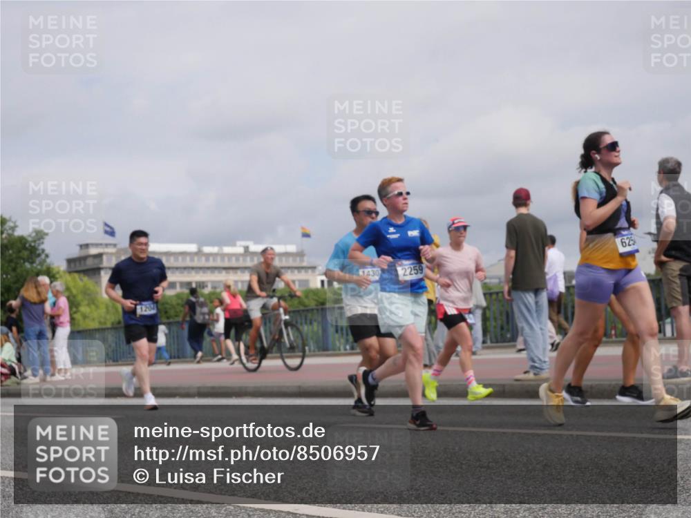 29.06.2025 - hella hamburg halbmarathon Luisa Fischer http://msf.ph/oto/8506957 29.06.2025 10:20:43 Kennedybrücke 1204, 1430, 2259, 625, 1015, 1156, 1204, 1274, 1458, 1749, 2259, 3292, 4218, 6254, 6336, 7011, 7258, 8351, 8607, 10677 meine-sportfotos.de