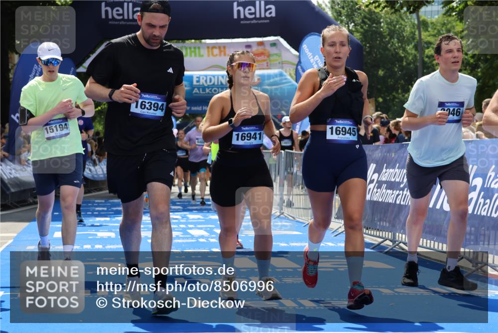 29.06.2025 - hella hamburg halbmarathon Strokosch-Dieckow http://msf.ph/oto/8506996 29.06.2025 11:39:19 Ziel 1063, 1183, 1896, 3046, 4646, 5573, 6922, 7321, 7329, 8282, 9468, 9768, 12164, 12394, 14016, 14299, 14955, 15084, 15091, 15194, 15964, 16289, 16394, 16941, 16945, 17689, 18167, 18375, 18596 meine-sportfotos.de
