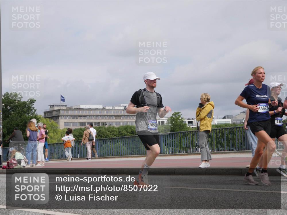 29.06.2025 - hella hamburg halbmarathon Luisa Fischer http://msf.ph/oto/8507022 29.06.2025 10:20:54 Kennedybrücke 10509, 14825, 162, 1015, 1274, 1458, 1554, 1622, 2094, 2931, 3138, 5002, 5004, 5294, 8144, 8607, 9798, 10509, 10677 meine-sportfotos.de