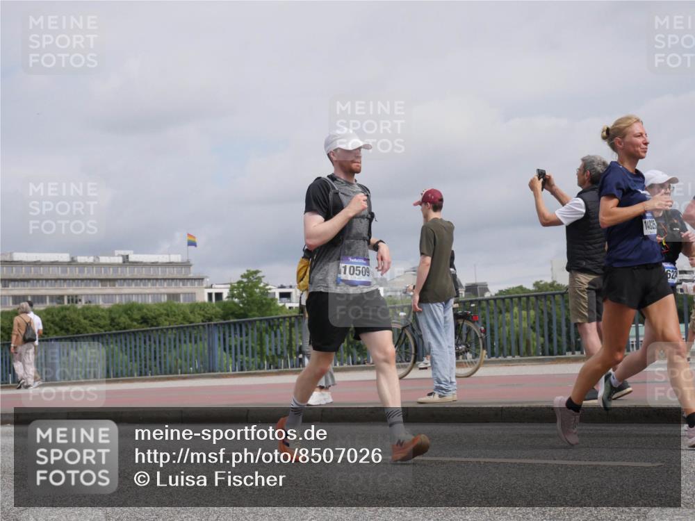 29.06.2025 - hella hamburg halbmarathon Luisa Fischer http://msf.ph/oto/8507026 29.06.2025 10:20:55 Kennedybrücke 10509, 14825, 622, 1458, 1554, 1622, 2094, 2147, 2548, 2931, 3138, 5002, 5004, 5294, 7094, 7641, 8144, 8607, 9798, 10509 meine-sportfotos.de