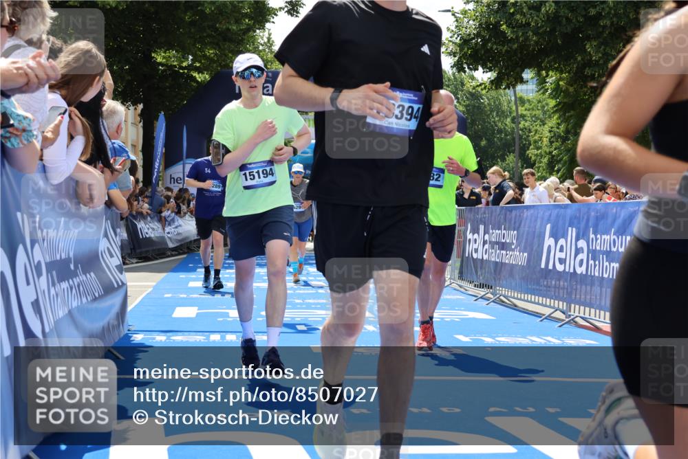 29.06.2025 - hella hamburg halbmarathon Strokosch-Dieckow http://msf.ph/oto/8507027 29.06.2025 11:39:20 Ziel 1063, 1896, 3046, 4646, 5573, 6289, 6922, 7321, 7329, 8282, 9468, 9768, 12164, 12394, 14016, 14299, 14955, 15084, 15091, 15194, 15964, 16289, 16394, 16941, 16945, 17689, 18375, 18596 meine-sportfotos.de
