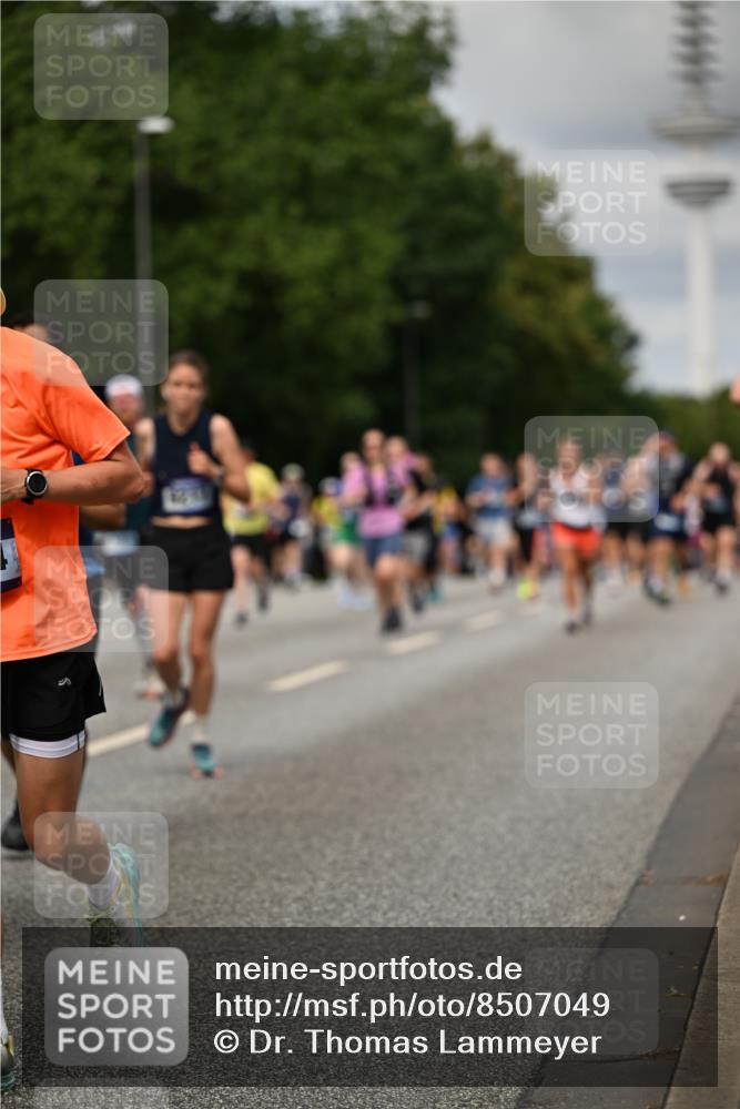 29.06.2025 - hella hamburg halbmarathon Dr. Thomas Lammeyer http://msf.ph/oto/8507049 29.06.2025 10:28:11 Kennedybrücke 1005, 1009, 1048, 1304, 1444, 2108, 2125, 2489, 3034, 3185, 3285, 3457, 4122, 4391, 4464, 4597, 4684, 5406, 5661, 6502, 7013, 7021, 7029, 7820, 8031, 8149, 8181, 8716, 9217, 9715, 10649 meine-sportfotos.de