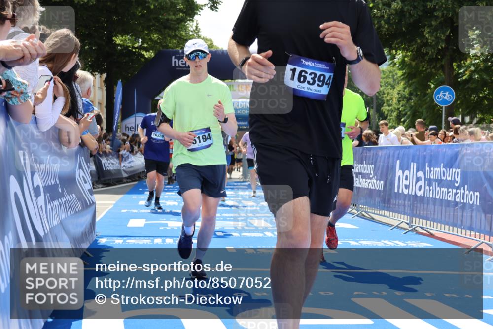 29.06.2025 - hella hamburg halbmarathon Strokosch-Dieckow http://msf.ph/oto/8507052 29.06.2025 11:39:21 Ziel 1036, 1063, 1896, 3046, 5573, 6289, 6922, 7321, 7329, 8282, 9468, 9768, 12164, 12394, 14299, 14955, 15084, 15091, 15194, 15830, 15964, 16289, 16394, 16941, 16945, 17689, 18375, 18596 meine-sportfotos.de