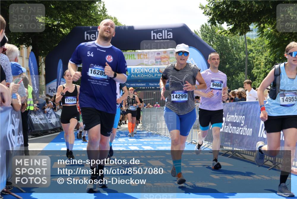 29.06.2025 - hella hamburg halbmarathon Strokosch-Dieckow http://msf.ph/oto/8507080 29.06.2025 11:39:23 Ziel 1036, 1063, 3046, 3127, 5573, 5691, 6289, 6922, 7329, 8282, 8843, 9468, 9768, 12394, 14299, 14955, 15084, 15091, 15194, 15830, 15964, 16289, 16394, 16941, 16945, 18596 meine-sportfotos.de
