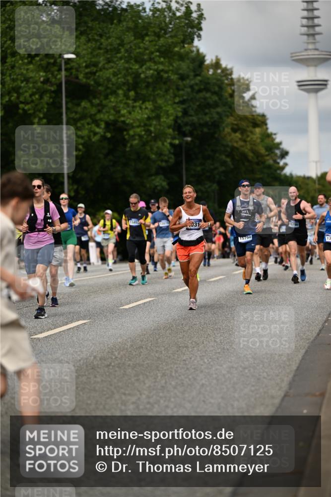 29.06.2025 - hella hamburg halbmarathon Dr. Thomas Lammeyer http://msf.ph/oto/8507125 29.06.2025 10:28:15 Kennedybrücke 1005, 1009, 1304, 1444, 2108, 2489, 2766, 3034, 3185, 3285, 4122, 4391, 4464, 4597, 4684, 5406, 5661, 6502, 7013, 7021, 7029, 8031, 8149, 8676, 9217, 9715, 10649, 11300 meine-sportfotos.de