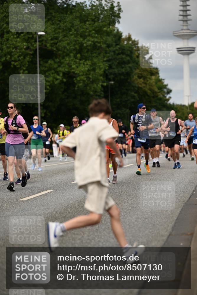 29.06.2025 - hella hamburg halbmarathon Dr. Thomas Lammeyer http://msf.ph/oto/8507130 29.06.2025 10:28:15 Kennedybrücke 1005, 1009, 1304, 1444, 2108, 2489, 2766, 3034, 3185, 3285, 4122, 4391, 4464, 4597, 4684, 5406, 5661, 6502, 7013, 7021, 7029, 8031, 8149, 8676, 9217, 9715, 10649, 11300 meine-sportfotos.de