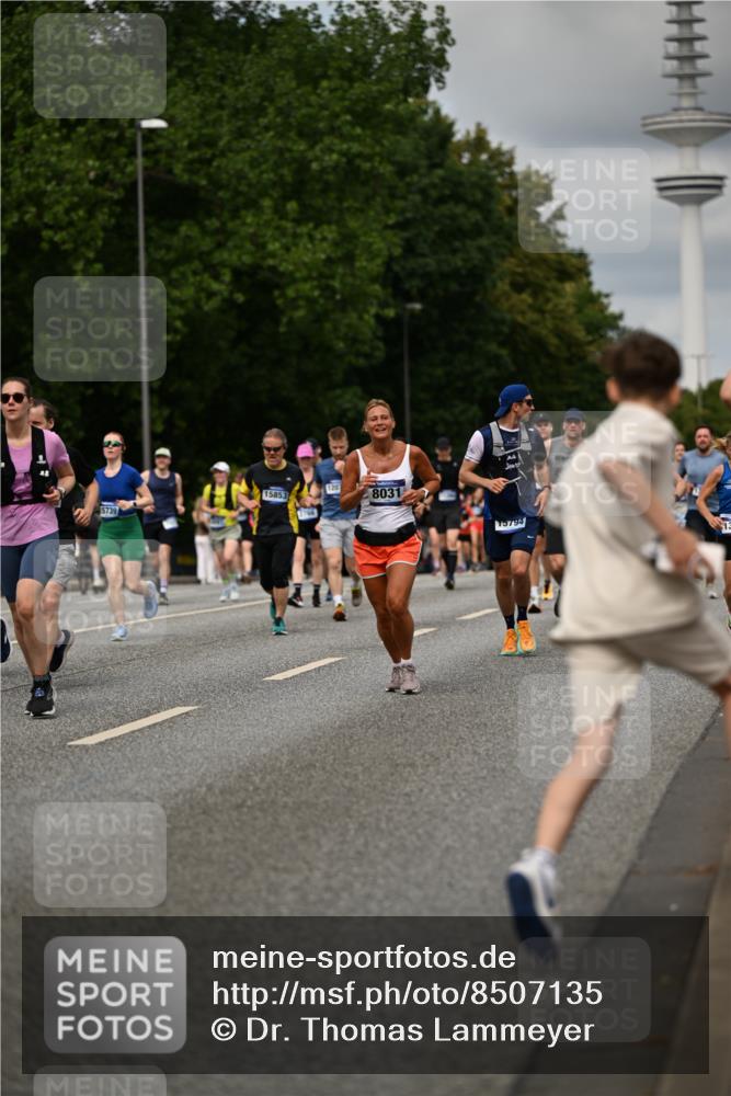 29.06.2025 - hella hamburg halbmarathon Dr. Thomas Lammeyer http://msf.ph/oto/8507135 29.06.2025 10:28:15 Kennedybrücke 1005, 1009, 1304, 1444, 2108, 2489, 2766, 3034, 3185, 3285, 4122, 4391, 4464, 4597, 4684, 5406, 5661, 6502, 7013, 7021, 7029, 8031, 8149, 8676, 9217, 9715, 10649, 11300 meine-sportfotos.de