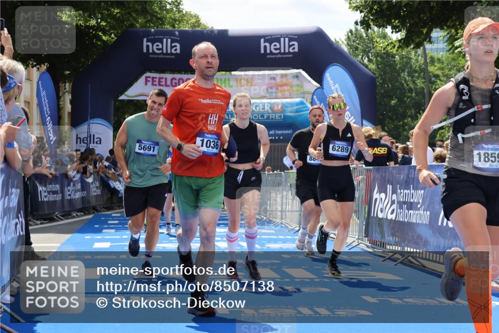 29.06.2025 - hella hamburg halbmarathon Strokosch-Dieckow http://msf.ph/oto/8507138 29.06.2025 11:39:27 Ziel 1036, 2343, 2509, 3046, 3127, 3378, 5522, 5523, 5691, 6289, 8282, 8843, 9468, 11692, 12394, 12887, 14047, 14189, 14299, 14955, 15084, 15194, 15830, 16220, 16289, 16394, 16658, 18596, 18937 meine-sportfotos.de
