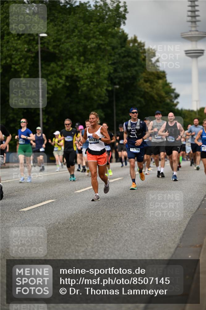 29.06.2025 - hella hamburg halbmarathon Dr. Thomas Lammeyer http://msf.ph/oto/8507145 29.06.2025 10:28:16 Kennedybrücke 1005, 1009, 1304, 1444, 2108, 2489, 2766, 3034, 3185, 3285, 4122, 4391, 4464, 4597, 4684, 5406, 5661, 6502, 7013, 7021, 8031, 8149, 8676, 9217, 9715, 10649, 11300, 11415 meine-sportfotos.de
