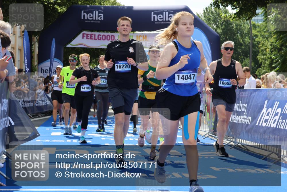 29.06.2025 - hella hamburg halbmarathon Strokosch-Dieckow http://msf.ph/oto/8507171 29.06.2025 11:39:31 Ziel 1036, 2092, 2343, 2509, 3127, 3378, 5522, 5523, 5691, 6289, 8840, 8843, 9468, 10261, 10931, 11692, 12394, 12887, 14047, 14189, 14299, 15329, 15830, 16220, 16289, 16658, 18596, 18937 meine-sportfotos.de