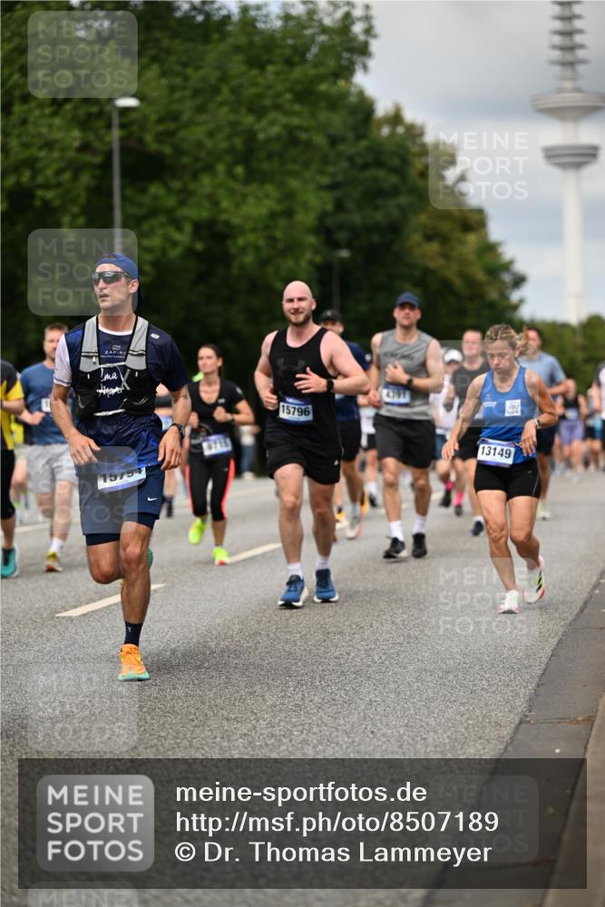 29.06.2025 - hella hamburg halbmarathon Dr. Thomas Lammeyer http://msf.ph/oto/8507189 29.06.2025 10:28:19 Kennedybrücke 1005, 1009, 1304, 1444, 2108, 2489, 2766, 3034, 3185, 3285, 3579, 4122, 4391, 4464, 4597, 4684, 5055, 5160, 5406, 5661, 6502, 7013, 8031, 8149, 8676, 8717, 9217, 9603, 9715, 11300, 11415 meine-sportfotos.de