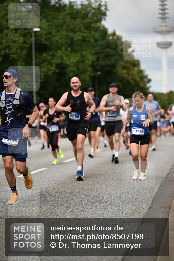 29.06.2025 - hella hamburg halbmarathon Dr. Thomas Lammeyer http://msf.ph/oto/8507198 29.06.2025 10:28:20 Kennedybrücke 1005, 1009, 1304, 1444, 2108, 2489, 2766, 3034, 3185, 3285, 3579, 4122, 4391, 4597, 4684, 4993, 5055, 5160, 5406, 5661, 6502, 7013, 8031, 8149, 8297, 8676, 8717, 9217, 9603, 9715, 11300, 11415 meine-sportfotos.de