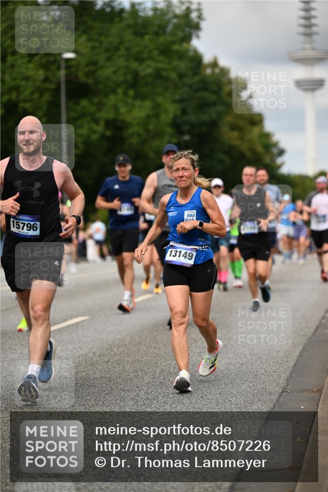 29.06.2025 - hella hamburg halbmarathon Dr. Thomas Lammeyer http://msf.ph/oto/8507226 29.06.2025 10:28:21 Kennedybrücke 1005, 1009, 1304, 1444, 2108, 2489, 2766, 3034, 3185, 3285, 3579, 4122, 4391, 4597, 4684, 4993, 5055, 5160, 5661, 6502, 7013, 8031, 8149, 8297, 8676, 8717, 9217, 9603, 9715, 11300, 11415 meine-sportfotos.de