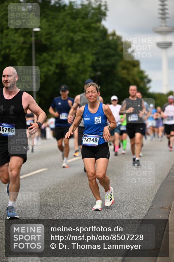 29.06.2025 - hella hamburg halbmarathon Dr. Thomas Lammeyer http://msf.ph/oto/8507228 29.06.2025 10:28:21 Kennedybrücke 1005, 1009, 1304, 1444, 2108, 2489, 2766, 3034, 3185, 3285, 3579, 4122, 4391, 4597, 4684, 4993, 5055, 5160, 5661, 6502, 7013, 8031, 8149, 8297, 8676, 8717, 9217, 9603, 9715, 11300, 11415 meine-sportfotos.de