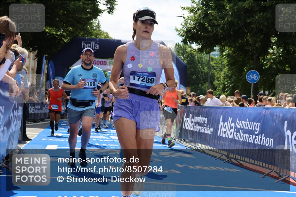 29.06.2025 - hella hamburg halbmarathon Strokosch-Dieckow http://msf.ph/oto/8507284 29.06.2025 11:39:41 Ziel 2019, 2092, 2601, 3445, 5522, 5523, 5919, 6109, 6342, 6584, 8840, 9894, 10166, 10261, 10565, 10931, 11347, 11359, 12123, 12627, 13539, 14159, 14189, 15329, 15370, 16680, 17289, 18044, 18892, 18937, 19048, 19235 meine-sportfotos.de