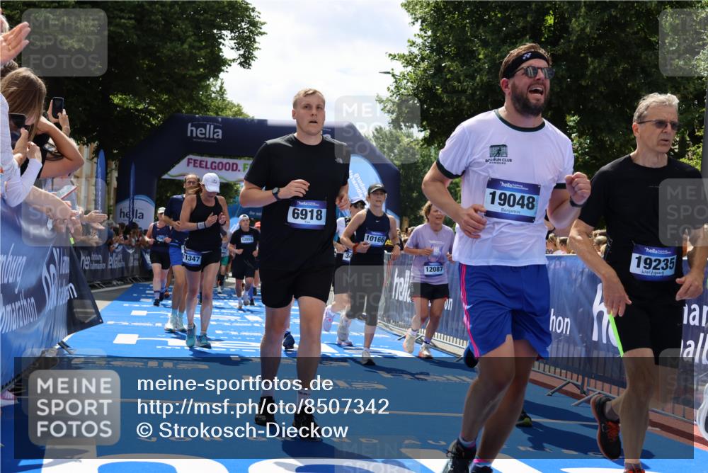 29.06.2025 - hella hamburg halbmarathon Strokosch-Dieckow http://msf.ph/oto/8507342 29.06.2025 11:39:46 Ziel 2019, 2601, 3445, 4942, 5919, 6109, 6342, 6584, 6918, 9378, 9894, 10007, 10166, 10565, 11306, 11347, 11359, 12087, 12123, 12627, 12855, 13539, 14159, 15370, 15641, 15984, 16680, 16831, 16841, 17289, 18044, 18892, 19048, 19235 meine-sportfotos.de