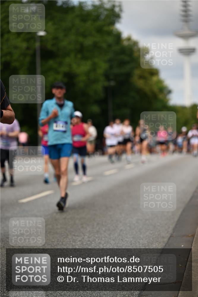 29.06.2025 - hella hamburg halbmarathon Dr. Thomas Lammeyer http://msf.ph/oto/8507505 29.06.2025 10:28:38 Kennedybrücke 1005, 1009, 1304, 1545, 2766, 3185, 3579, 4122, 4162, 4597, 4646, 4993, 5039, 5055, 5160, 5258, 5260, 5661, 5954, 7013, 7426, 8141, 8149, 8187, 8297, 8676, 8717, 8918, 8920, 9603, 11300, 11415 meine-sportfotos.de