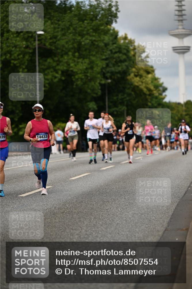 29.06.2025 - hella hamburg halbmarathon Dr. Thomas Lammeyer http://msf.ph/oto/8507554 29.06.2025 10:28:40 Kennedybrücke 1005, 1009, 1304, 1545, 2766, 3579, 4122, 4162, 4646, 4993, 5039, 5055, 5160, 5258, 5260, 5954, 7426, 7920, 8141, 8187, 8297, 8676, 8717, 8918, 8920, 9603, 11300, 11415 meine-sportfotos.de