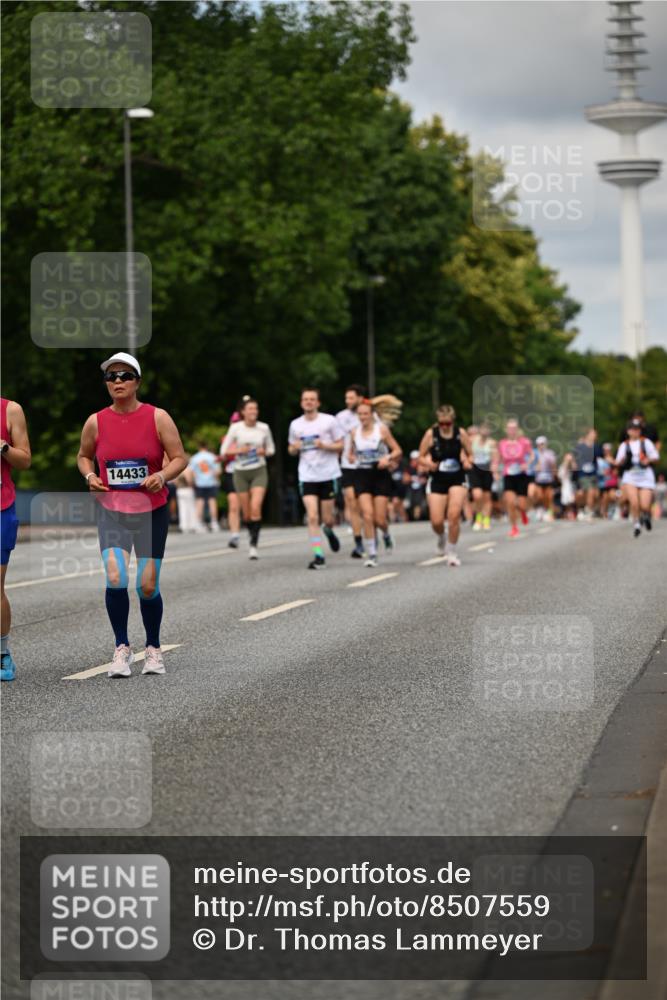 29.06.2025 - hella hamburg halbmarathon Dr. Thomas Lammeyer http://msf.ph/oto/8507559 29.06.2025 10:28:40 Kennedybrücke 1005, 1009, 1304, 1545, 2766, 3579, 4122, 4162, 4646, 4993, 5039, 5055, 5160, 5258, 5260, 5954, 7426, 7920, 8141, 8187, 8297, 8676, 8717, 8918, 8920, 9603, 11300, 11415 meine-sportfotos.de