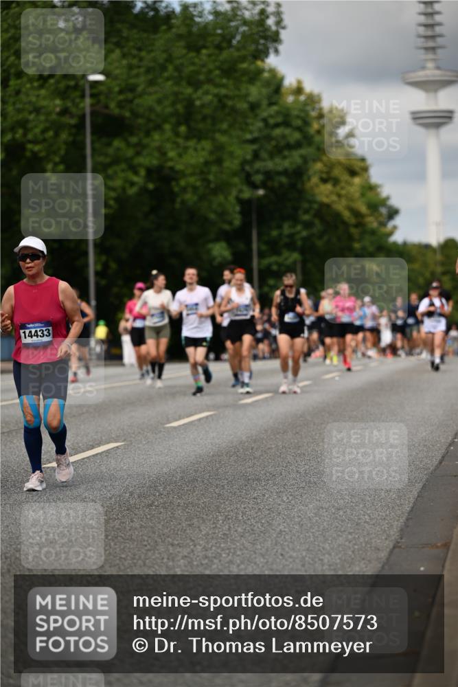 29.06.2025 - hella hamburg halbmarathon Dr. Thomas Lammeyer http://msf.ph/oto/8507573 29.06.2025 10:28:41 Kennedybrücke 1009, 1304, 1545, 2766, 3579, 4162, 4646, 4993, 5039, 5055, 5160, 5258, 5260, 5954, 7426, 7920, 8141, 8187, 8297, 8676, 8717, 8918, 8920, 9603, 11300, 11415 meine-sportfotos.de