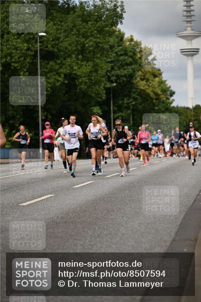 29.06.2025 - hella hamburg halbmarathon Dr. Thomas Lammeyer http://msf.ph/oto/8507594 29.06.2025 10:28:42 Kennedybrücke 1545, 2766, 3579, 4162, 4646, 4993, 5039, 5055, 5160, 5258, 5260, 5954, 7426, 7920, 8141, 8187, 8297, 8676, 8717, 8918, 8920, 9603, 11300, 11415 meine-sportfotos.de