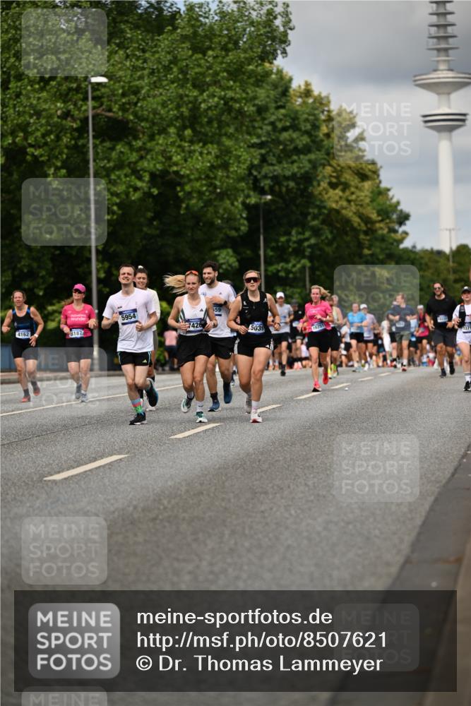 29.06.2025 - hella hamburg halbmarathon Dr. Thomas Lammeyer http://msf.ph/oto/8507621 29.06.2025 10:28:44 Kennedybrücke 1389, 1545, 2766, 3579, 4162, 4646, 4993, 5039, 5055, 5160, 5258, 5260, 5954, 7426, 7920, 8141, 8187, 8297, 8717, 8918, 8920, 9603, 11300, 11415 meine-sportfotos.de
