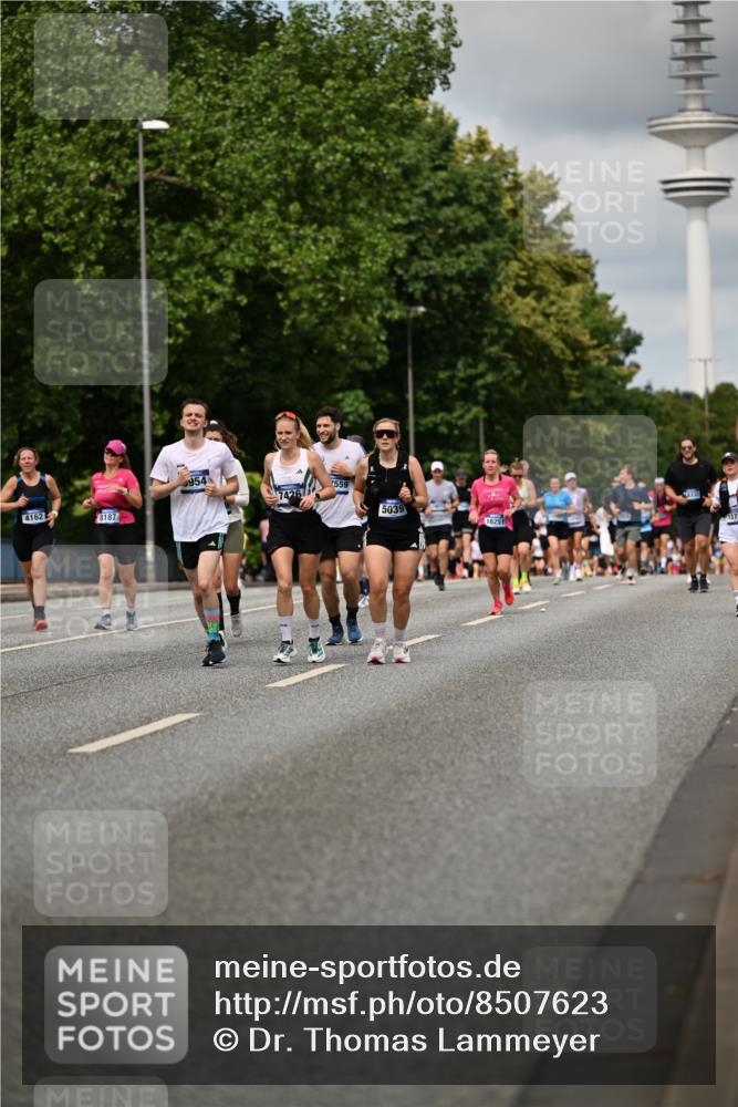 29.06.2025 - hella hamburg halbmarathon Dr. Thomas Lammeyer http://msf.ph/oto/8507623 29.06.2025 10:28:44 Kennedybrücke 1389, 1545, 2766, 3579, 4162, 4646, 4993, 5039, 5055, 5160, 5258, 5260, 5954, 7426, 7920, 8141, 8187, 8297, 8717, 8918, 8920, 9603, 11300, 11415 meine-sportfotos.de