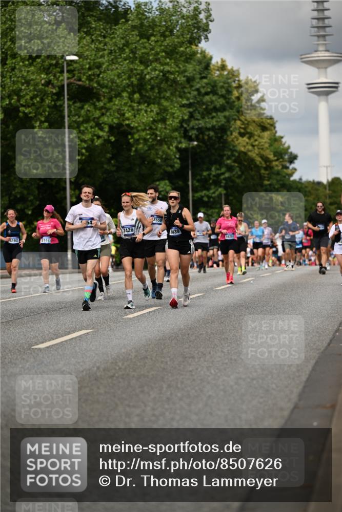 29.06.2025 - hella hamburg halbmarathon Dr. Thomas Lammeyer http://msf.ph/oto/8507626 29.06.2025 10:28:44 Kennedybrücke 1389, 1545, 2766, 3579, 4162, 4646, 4993, 5039, 5055, 5160, 5258, 5260, 5954, 7426, 7920, 8141, 8187, 8297, 8717, 8918, 8920, 9603, 11300, 11415 meine-sportfotos.de