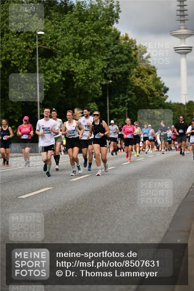 29.06.2025 - hella hamburg halbmarathon Dr. Thomas Lammeyer http://msf.ph/oto/8507631 29.06.2025 10:28:44 Kennedybrücke 1389, 1545, 2766, 3579, 4162, 4646, 4993, 5039, 5055, 5160, 5258, 5260, 5954, 7426, 7920, 8141, 8187, 8297, 8717, 8918, 8920, 9603, 11300, 11415 meine-sportfotos.de