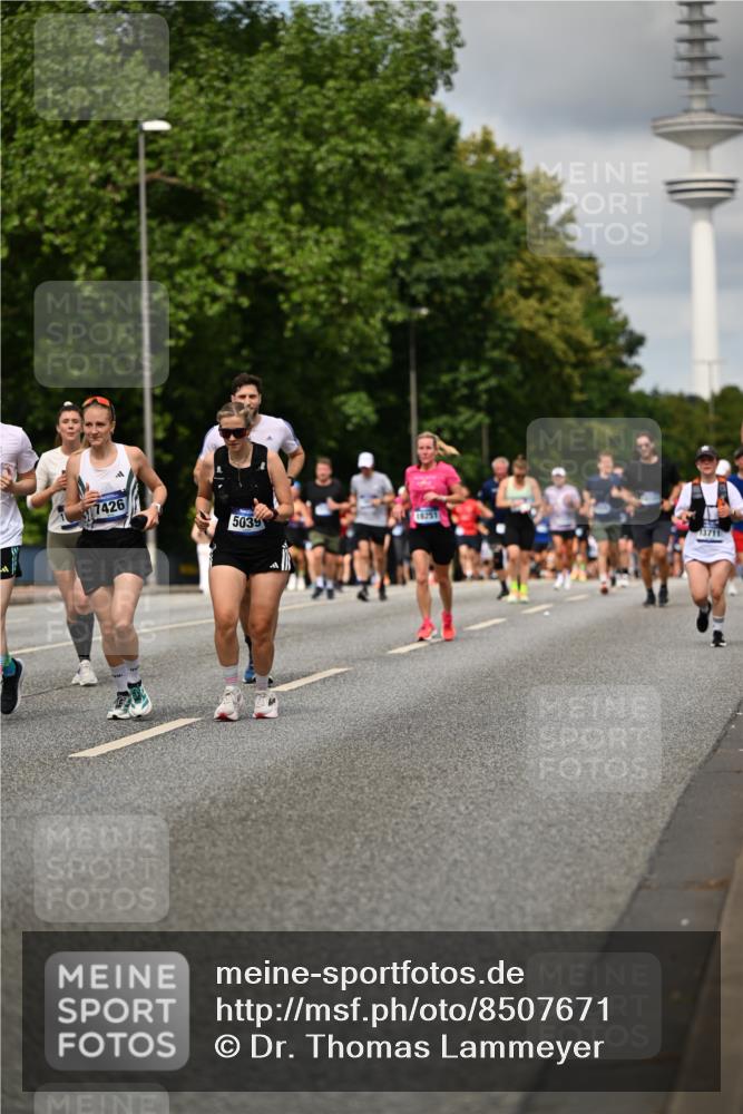 29.06.2025 - hella hamburg halbmarathon Dr. Thomas Lammeyer http://msf.ph/oto/8507671 29.06.2025 10:28:46 Kennedybrücke 1389, 1545, 3579, 4162, 4646, 4993, 5039, 5055, 5160, 5258, 5260, 5954, 7426, 7920, 8141, 8187, 8297, 8717, 8918, 8920, 9603, 11415 meine-sportfotos.de
