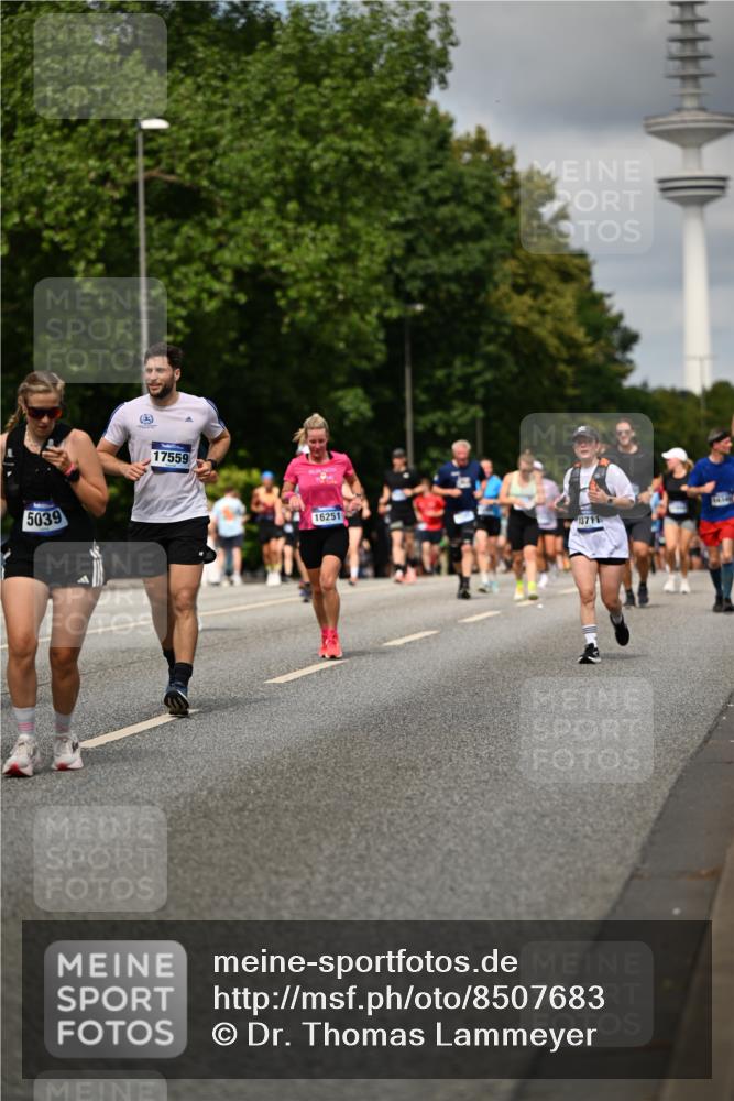 29.06.2025 - hella hamburg halbmarathon Dr. Thomas Lammeyer http://msf.ph/oto/8507683 29.06.2025 10:28:48 Kennedybrücke 1389, 1545, 2944, 3579, 4162, 4646, 4719, 4993, 5039, 5055, 5160, 5258, 5260, 5358, 5954, 7426, 7920, 8141, 8187, 8297, 8918, 8920, 10907, 11044 meine-sportfotos.de