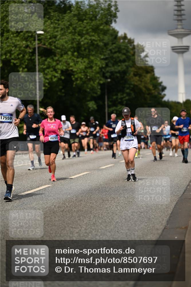 29.06.2025 - hella hamburg halbmarathon Dr. Thomas Lammeyer http://msf.ph/oto/8507697 29.06.2025 10:28:49 Kennedybrücke 1389, 1545, 2944, 4162, 4646, 4719, 4993, 5039, 5258, 5260, 5358, 5954, 7426, 7920, 8141, 8187, 8297, 8918, 8920, 10907, 11044 meine-sportfotos.de