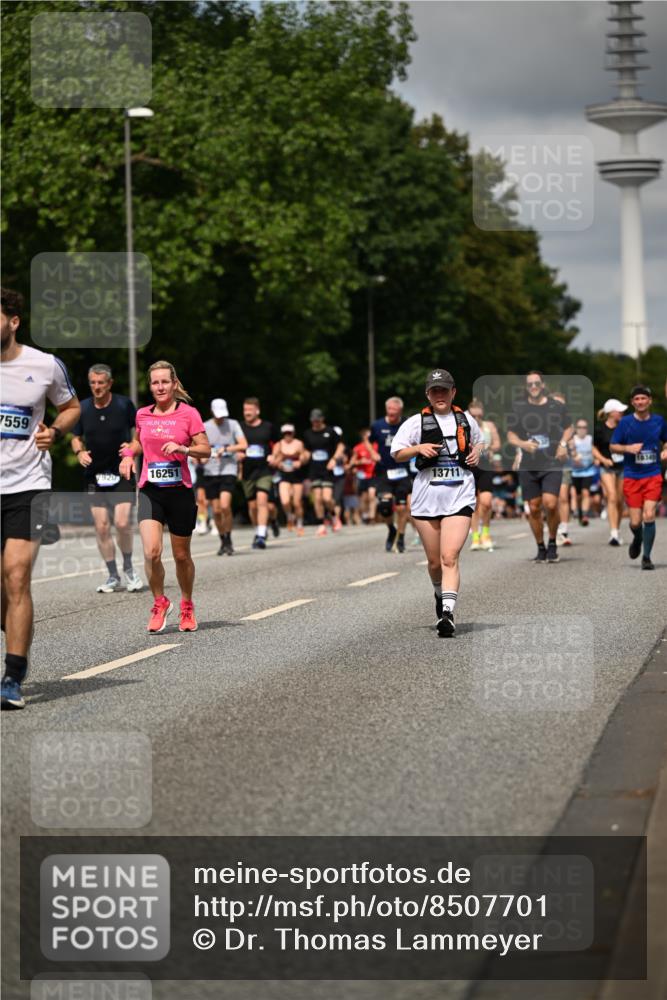 29.06.2025 - hella hamburg halbmarathon Dr. Thomas Lammeyer http://msf.ph/oto/8507701 29.06.2025 10:28:49 Kennedybrücke 1389, 1545, 2944, 4162, 4646, 4719, 4993, 5039, 5258, 5260, 5358, 5954, 7426, 7920, 8141, 8187, 8297, 8918, 8920, 10907, 11044 meine-sportfotos.de