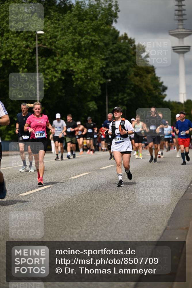 29.06.2025 - hella hamburg halbmarathon Dr. Thomas Lammeyer http://msf.ph/oto/8507709 29.06.2025 10:28:50 Kennedybrücke 1389, 1545, 2944, 4162, 4646, 4719, 4993, 5039, 5258, 5260, 5358, 5954, 7426, 7920, 8141, 8167, 8187, 8297, 8918, 8920, 10907, 11044 meine-sportfotos.de