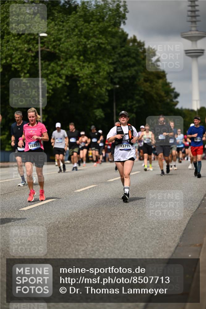 29.06.2025 - hella hamburg halbmarathon Dr. Thomas Lammeyer http://msf.ph/oto/8507713 29.06.2025 10:28:50 Kennedybrücke 1389, 1545, 2944, 4162, 4646, 4719, 4993, 5039, 5258, 5260, 5358, 5954, 7426, 7920, 8141, 8167, 8187, 8297, 8918, 8920, 10907, 11044 meine-sportfotos.de