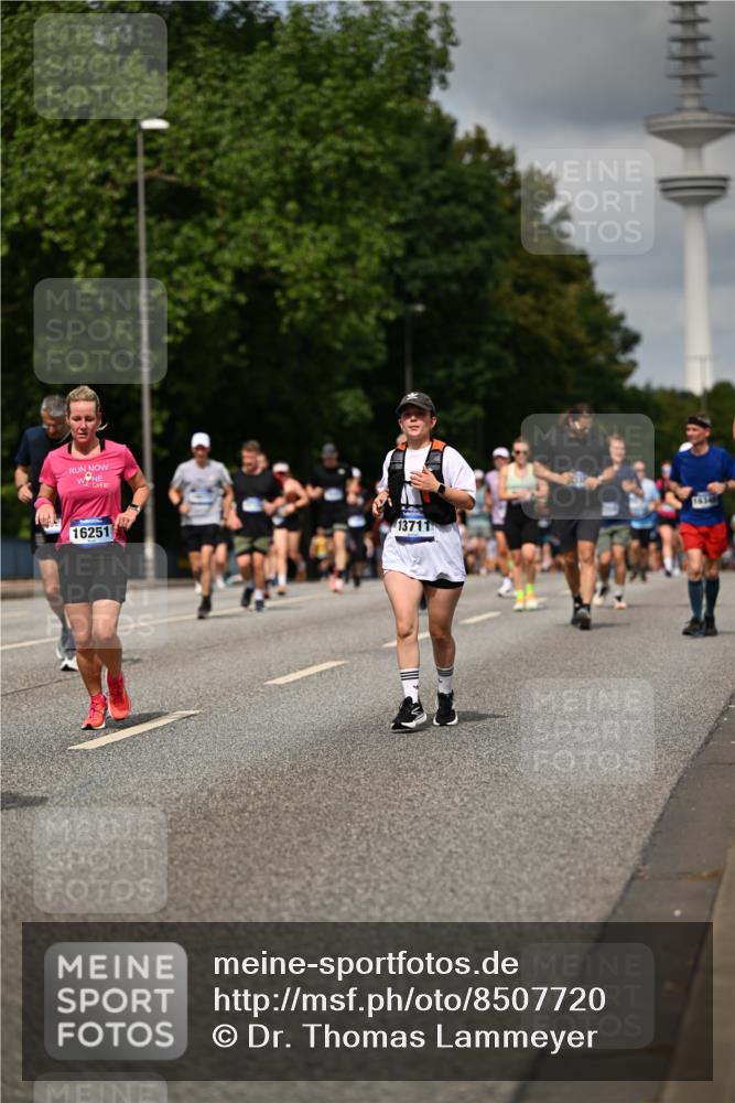 29.06.2025 - hella hamburg halbmarathon Dr. Thomas Lammeyer http://msf.ph/oto/8507720 29.06.2025 10:28:50 Kennedybrücke 1389, 1545, 2944, 4162, 4646, 4719, 4993, 5039, 5258, 5260, 5358, 5954, 7426, 7920, 8141, 8167, 8187, 8297, 8918, 8920, 10907, 11044 meine-sportfotos.de