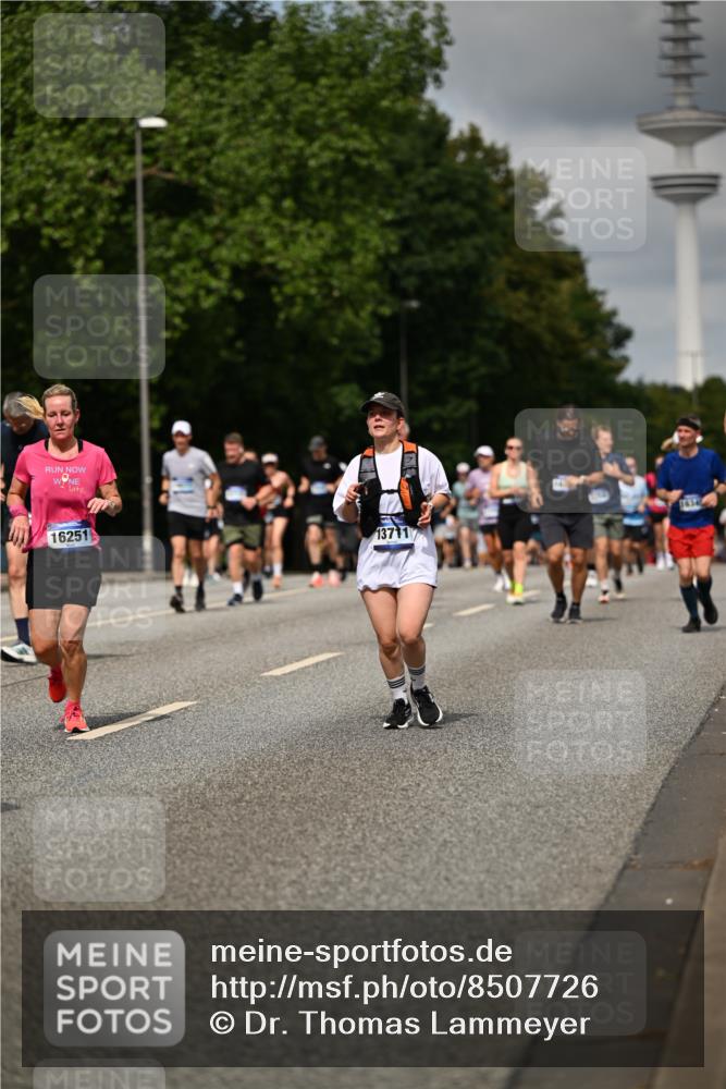 29.06.2025 - hella hamburg halbmarathon Dr. Thomas Lammeyer http://msf.ph/oto/8507726 29.06.2025 10:28:51 Kennedybrücke 1389, 1545, 2944, 3421, 4162, 4646, 4719, 5039, 5258, 5260, 5358, 5954, 7426, 7920, 8141, 8167, 8187, 8918, 8920, 10907, 11044 meine-sportfotos.de