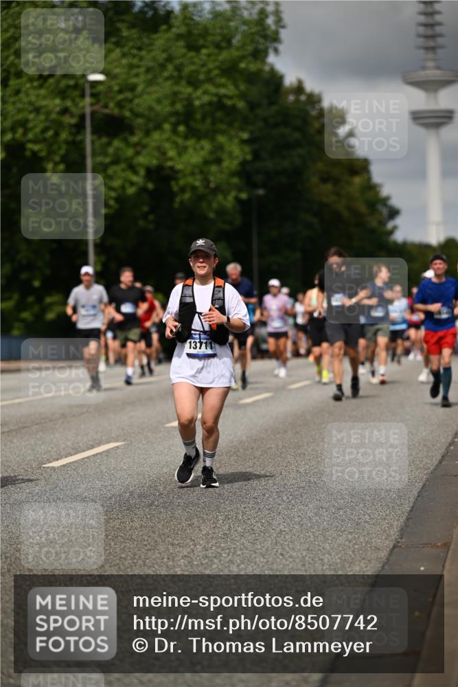 29.06.2025 - hella hamburg halbmarathon Dr. Thomas Lammeyer http://msf.ph/oto/8507742 29.06.2025 10:28:52 Kennedybrücke 1389, 1545, 2944, 3421, 4162, 4646, 4719, 5039, 5258, 5260, 5358, 5954, 6524, 6526, 7426, 7920, 7975, 8141, 8167, 8187, 8918, 8920, 10907, 11044 meine-sportfotos.de