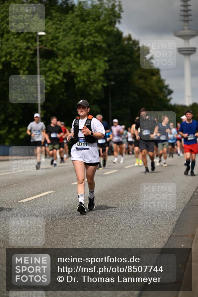 29.06.2025 - hella hamburg halbmarathon Dr. Thomas Lammeyer http://msf.ph/oto/8507744 29.06.2025 10:28:52 Kennedybrücke 1389, 1545, 2944, 3421, 4162, 4646, 4719, 5039, 5258, 5260, 5358, 5954, 6524, 6526, 7426, 7920, 7975, 8141, 8167, 8187, 8918, 8920, 10907, 11044 meine-sportfotos.de