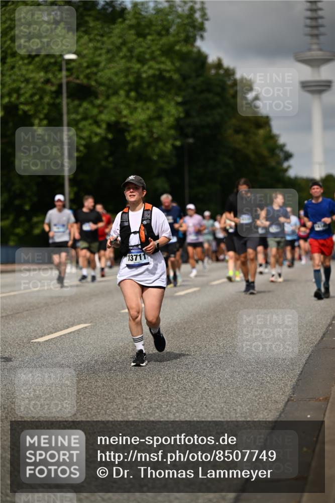 29.06.2025 - hella hamburg halbmarathon Dr. Thomas Lammeyer http://msf.ph/oto/8507749 29.06.2025 10:28:52 Kennedybrücke 1389, 1545, 2944, 3421, 4162, 4646, 4719, 5039, 5258, 5260, 5358, 5954, 6524, 6526, 7426, 7920, 7975, 8141, 8167, 8187, 8918, 8920, 10907, 11044 meine-sportfotos.de