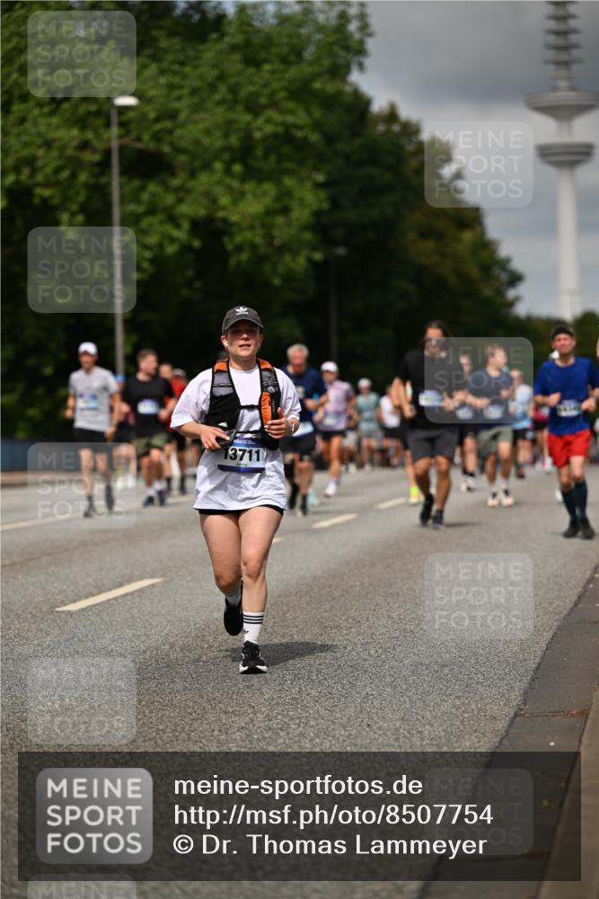 29.06.2025 - hella hamburg halbmarathon Dr. Thomas Lammeyer http://msf.ph/oto/8507754 29.06.2025 10:28:52 Kennedybrücke 1389, 1545, 2944, 3421, 4162, 4646, 4719, 5039, 5258, 5260, 5358, 5954, 6524, 6526, 7426, 7920, 7975, 8141, 8167, 8187, 8918, 8920, 10907, 11044 meine-sportfotos.de