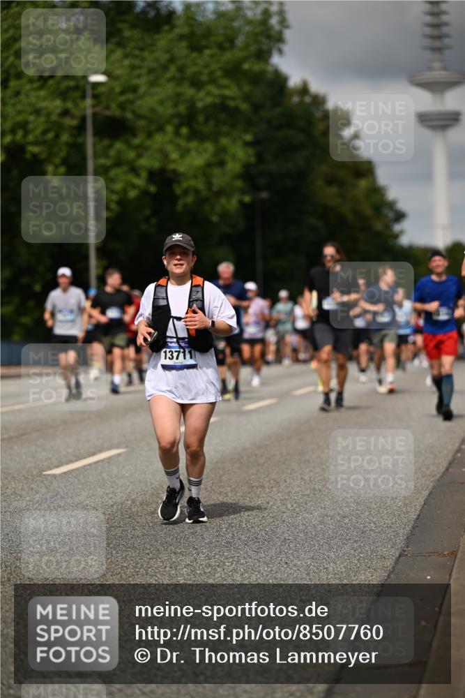 29.06.2025 - hella hamburg halbmarathon Dr. Thomas Lammeyer http://msf.ph/oto/8507760 29.06.2025 10:28:52 Kennedybrücke 1389, 1545, 2944, 3421, 4162, 4646, 4719, 5039, 5258, 5260, 5358, 5954, 6524, 6526, 7426, 7920, 7975, 8141, 8167, 8187, 8918, 8920, 10907, 11044 meine-sportfotos.de